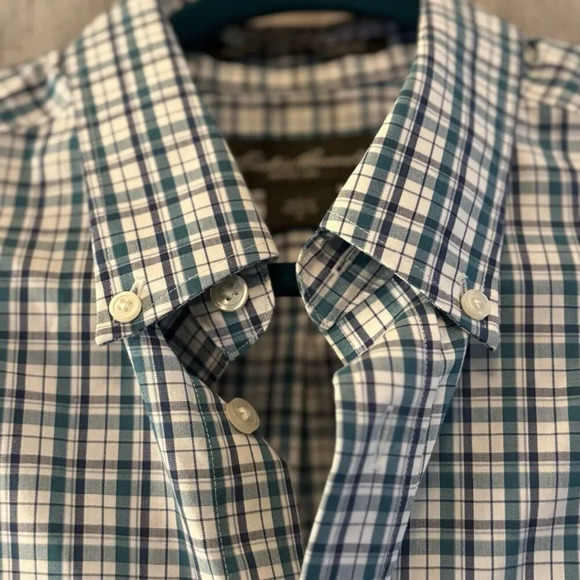 Eddie Bauer Button Down Mens Size M Blue and White Wrinkle  Resistant Relaxed - Picture 1 of 6